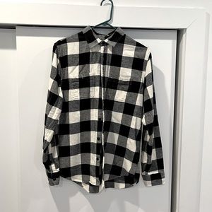 Men’s black and white Gap flannel, size Medium